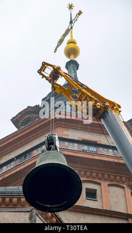 Leipzig, Allemagne. Le 05 Avr, 2019. Une grue soulève la plus grande cloche pesant 2342 kg de la tour de la Nikolaikirche de Leipzig. Un total de trois cloches ont été enlevées et levé de la tour dans un camion. Deux cloches sont portées à une fonderie à Neunkirchen pour vérifier l'harmonie avec cinq nouvelles cloches. Le jour de la révolution pacifique, le 09 octobre 2019, les huit cloches sonneront pour la première fois. Credit : Hendrik Schmidt/dpa-Zentralbild/ZB/dpa/Alamy Live News Banque D'Images