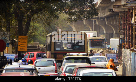 Chennai, Indien. Le 08 février, 2019. La circulation automobile dense à Chennai (Madras) en Inde du Sud, ajoutée le 08.02.2019 | Conditions de crédit dans le monde entier : dpa/Alamy Live News Banque D'Images