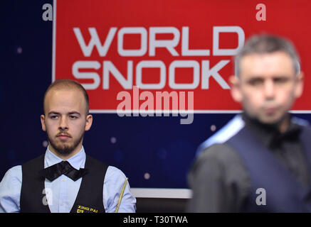 Beijing, Chine. 5ème apr 2019. Luca Brecel (L) de Belgique réagit pendant le match quart de finale entre Luca Brecel de Belgique et Alan McManus d'Écosse à World Snooker 2019 tournoi Open de Chine à Beijing, Chine, le 5 avril 2019. Luca Brecel a gagné 6-1. Il Crédit : Summer Palace/Xinhua/Alamy Live News Banque D'Images