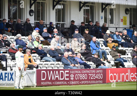 Hove, Sussex, UK. Le 05 Avr, 2019. Specatators watch v Sussex dans le Specasavers Leicestershire County Championship Division Two match lors du 1er centre de la masse dans le comté de Hove dans un ciel ensoleillé mais cool premier matin de la saison Crédit : Simon Dack/Alamy Live News Banque D'Images