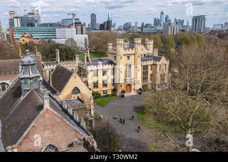 Londres, Royaume-Uni. Le 05 Avr, 2019. Vue depuis le jardin de la tour du Musée, construit au 14ème siècle et une partie de St Marys à Lambeth église construite au 11ème siècle, de la Lambeth Palace avec la ville derrière vous et la vue sur le côté de la Maison du Parlement @Paul/Quezada-Neiman Alamy Live News Crédit : Paul/Quezada-Neiman Alamy Live News Banque D'Images