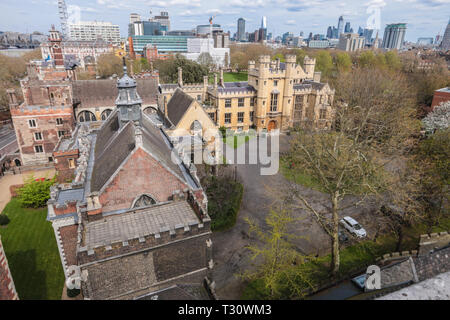 Londres, Royaume-Uni. Le 05 Avr, 2019. Vue depuis le jardin de la tour du Musée, construit au 14ème siècle et une partie de St Marys à Lambeth église construite au 11ème siècle, de la Lambeth Palace avec la ville derrière vous et la vue sur le côté de la Maison du Parlement @Paul/Quezada-Neiman Alamy Live News Crédit : Paul/Quezada-Neiman Alamy Live News Banque D'Images