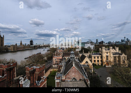 Londres, Royaume-Uni. Le 05 Avr, 2019. Vue depuis le jardin de la tour du Musée, construit au 14ème siècle et une partie de St Marys à Lambeth église construite au 11ème siècle, de la Lambeth Palace avec la ville derrière vous et la vue sur le côté de la Maison du Parlement @Paul/Quezada-Neiman Alamy Live News Crédit : Paul/Quezada-Neiman Alamy Live News Banque D'Images