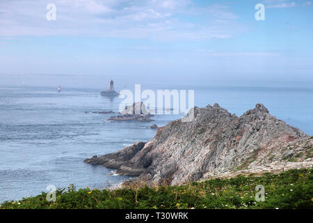 Plogoff, Frankreich. 09Th Aug 2018. Vue sur le phare de la Pointe du Raz, le point le plus de la France. Utilisation dans le monde entier | Credit : dpa/Alamy Live News Banque D'Images