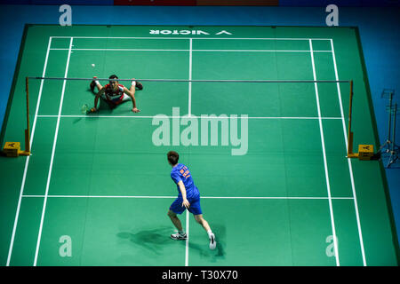 Kuala Lumpur, Malaisie. 5ème apr 2019. Yuqi Shi (bas) de la concurrence de la Chine avec Kenta Nishimoto du Japon au cours de l'Open de Malaisie match quart masculin à Kuala Lumpur, Malaisie, le 5 avril 2019. Yuqi Shi a gagné 2-0. Credit : Chong Chung Voon/Xinhua/Alamy Live News Banque D'Images