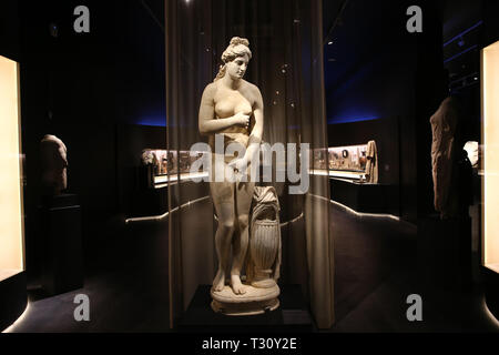 (190405) -- Athènes, 5 avril 2019 (Xinhua) -- Photo prise le 4 avril 2019 montre une statue romaine de la déesse grecque Aphrodite, qui s'affiche pour la première fois à l'exposition 'Les innombrables aspects de Beauty' détenus par le Musée Archéologique National, à Athènes, Grèce. Une statue en marbre de l'antiquité grecque déesse Aphrodite avec deux parfums de l'antiquité ont été dévoilés au Musée National Archéologique de Grèce jeudi pour marquer un anniversaire de l'exposition temporaire "Les innombrables aspects de la beauté." POUR ALLER AVEC 'caractéristique : statue de jeune fille Aphrodite sur l'affichage, le long Banque D'Images