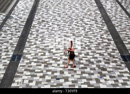 En Floride, aux États-Unis. 5ème apr 2019. Un piéton traverse la rue Hibiscus dans CityPlace vendredi 5 avril 2019 à West Palm Beach. Credit : Bruce R. Bennett/Le Palm Beach Post/ZUMA/Alamy Fil Live News Banque D'Images