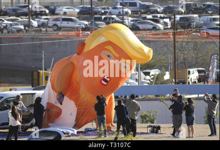 Calexico En Californie Aux Etats Unis 5eme Apr 19 La Frontiere Americano Mexicaine En Cloture Calexico A Ete Recemment Acheve Et A Ajoute Barbele Au Sommet La Visite De Trump Calexico En Californie Vient