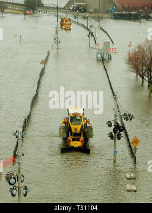 Davenport, Iowa, États-Unis. 5ème apr 2019. Les employés de chemin de fer Canadien Pacifique exécuter un régulateur automatique de ballast le long d'une section de piste inondée à LeClaire Park Jeudi, Avril 4, 2019. Crédit : Kevin E. Schmidt, Qctim@Kschmidt Quad-City Times/ZUMA/wire/Alamy Live News Banque D'Images