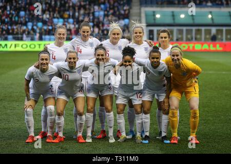 Manchester, UK. Le 05 Avr, 2019. L'Angleterre l'équipe de femmes s'alignent pour une photo de l'équipe. Angleterre Femmes v Canada Women, Women's international friendly match de football à l'école de Manchester City Stadium de Manchester, Lancs le vendredi 5 avril 2019. EDITORIAL UNIQUEMENT. Photos par Chris Stading/ Crédit : Andrew Orchard la photographie de sport/Alamy Live News Banque D'Images