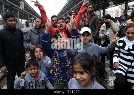 (190405) -- Athènes, 5 avril 2019 (Xinhua) -- Les enfants et leurs parents à prendre part à un sit-in de protestation dans une gare à Athènes, Grèce, le 5 avril 2019. Les frontières de la Grèce à d'autres pays ne seront pas rouvrir les ministres du gouvernement, a déclaré vendredi en réponse à sit-in de protestation organisé par des centaines de réfugiés et migrants à Athènes et la Grèce du Nord. Plus de 200 migrants et réfugiés a commencé vendredi un sit-in de protestation sur les voies de la gare centrale d'Athènes, en exigeant d'être autorisé à se rendre dans le nord de la Grèce pour atteindre les frontières. Les services de train ont été suspendus jusqu'à enregistrer d Banque D'Images