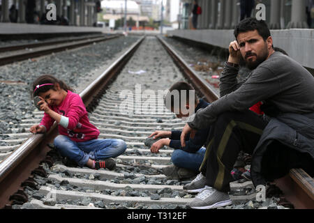 (190405) -- Athènes, 5 avril 2019 (Xinhua) -- un migrant et ses enfants participer à un sit-in de protestation dans une gare à Athènes, Grèce, le 5 avril 2019. Les frontières de la Grèce à d'autres pays ne seront pas rouvrir les ministres du gouvernement, a déclaré vendredi en réponse à sit-in de protestation organisé par des centaines de réfugiés et migrants à Athènes et la Grèce du Nord. Plus de 200 migrants et réfugiés a commencé vendredi un sit-in de protestation sur les voies de la gare centrale d'Athènes, en exigeant d'être autorisé à se rendre dans le nord de la Grèce pour atteindre les frontières. Les services de train ont été suspendus jusqu'à enregistrer d Banque D'Images