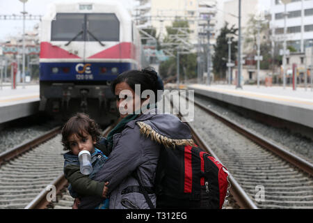 (190405) -- Athènes, 5 avril 2019 (Xinhua) -- un migrant et son enfant prendre part à un sit-in de protestation dans une gare à Athènes, Grèce, le 5 avril 2019. Les frontières de la Grèce à d'autres pays ne seront pas rouvrir les ministres du gouvernement, a déclaré vendredi en réponse à sit-in de protestation organisé par des centaines de réfugiés et migrants à Athènes et la Grèce du Nord. Plus de 200 migrants et réfugiés a commencé vendredi un sit-in de protestation sur les voies de la gare centrale d'Athènes, en exigeant d'être autorisé à se rendre dans le nord de la Grèce pour atteindre les frontières. Les services de train ont été suspendus jusqu'à nouvel n Banque D'Images