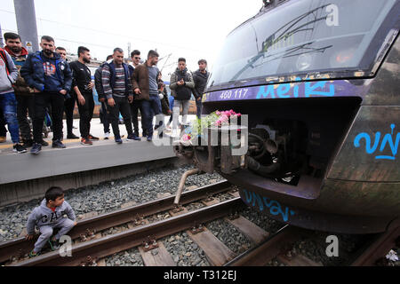 (190405) -- Athènes, 5 avril 2019 (Xinhua) -- un enfant est assis en face d'un train au cours d'un sit-in de protestation dans une gare à Athènes, Grèce, le 5 avril 2019. Les frontières de la Grèce à d'autres pays ne seront pas rouvrir les ministres du gouvernement, a déclaré vendredi en réponse à sit-in de protestation organisé par des centaines de réfugiés et migrants à Athènes et la Grèce du Nord. Plus de 200 migrants et réfugiés a commencé vendredi un sit-in de protestation sur les voies de la gare centrale d'Athènes, en exigeant d'être autorisé à se rendre dans le nord de la Grèce pour atteindre les frontières. Les services de train ont été suspendus jusqu'à enregistrer d Banque D'Images