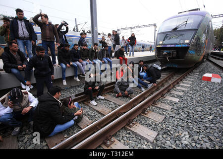 (190405) -- Athènes, 5 avril 2019 (Xinhua) -- les migrants s'asseoir en face d'un train au cours d'un sit-in de protestation dans une gare à Athènes, Grèce, le 5 avril 2019. Les frontières de la Grèce à d'autres pays ne seront pas rouvrir les ministres du gouvernement, a déclaré vendredi en réponse à sit-in de protestation organisé par des centaines de réfugiés et migrants à Athènes et la Grèce du Nord. Plus de 200 migrants et réfugiés a commencé vendredi un sit-in de protestation sur les voies de la gare centrale d'Athènes, en exigeant d'être autorisé à se rendre dans le nord de la Grèce pour atteindre les frontières. Les services de train ont été suspendus jusqu'à enregistrer d Banque D'Images