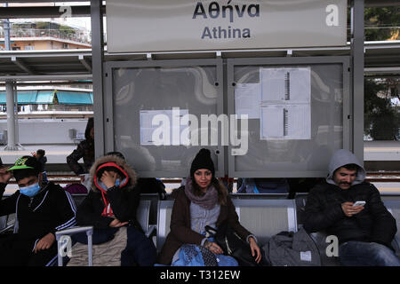 (190405) -- Athènes, 5 avril 2019 (Xinhua) -- Les migrants participent à un sit-in de protestation dans une gare à Athènes, Grèce, le 5 avril 2019. Les frontières de la Grèce à d'autres pays ne seront pas rouvrir les ministres du gouvernement, a déclaré vendredi en réponse à sit-in de protestation organisé par des centaines de réfugiés et migrants à Athènes et la Grèce du Nord. Plus de 200 migrants et réfugiés a commencé vendredi un sit-in de protestation sur les voies de la gare centrale d'Athènes, en exigeant d'être autorisé à se rendre dans le nord de la Grèce pour atteindre les frontières. Les services de train ont été suspendus jusqu'à nouvel avis. (Xinhua/ Banque D'Images