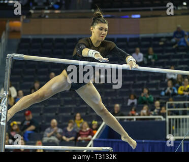 Ann Arbor, MI, USA. 5ème apr 2019. L'UCLA Kyla Ross effectue sur les barres lors de la ronde 2 de la NCAA Gymnastics Ann Arbor au Centre régional de Crisler à Ann Arbor, MI. Kyle Okita/CSM/Alamy Live News Banque D'Images