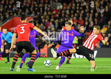 Southampton, UK. 5 avril, 2019. Défenseur Southampton Jan Bednarek bloque un tir de Roberto Firmino lors de l'avant Liverpool Premier League match entre Southampton et Liverpool au St Mary's Stadium, Southampton usage éditorial uniquement, licence requise pour un usage commercial. Aucune utilisation de pari, de jeux ou d'un seul club/ligue/dvd publications. Photographie peut uniquement être utilisé pour les journaux et/ou à des fins d'édition de magazines. Crédit : MI News & Sport /Alamy Live News Banque D'Images