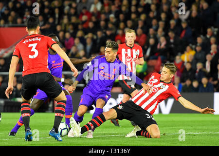 Southampton, UK. 5 avril, 2019. Défenseur Southampton Jan Bednarek bloque un tir de Roberto Firmino lors de l'avant Liverpool Premier League match entre Southampton et Liverpool au St Mary's Stadium, Southampton usage éditorial uniquement, licence requise pour un usage commercial. Aucune utilisation de pari, de jeux ou d'un seul club/ligue/dvd publications. Photographie peut uniquement être utilisé pour les journaux et/ou à des fins d'édition de magazines. Crédit : MI News & Sport /Alamy Live News Banque D'Images