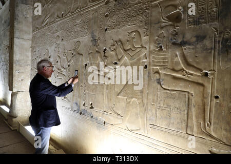 Sohag, Égypte. 5ème apr 2019. Un homme prend des photos dans le temple funéraire de Seti I à Sohag, l'Egypte, le 5 avril 2019. Le temple funéraire de Seti I est un temple mémorial de Seti I, un roi de la xixe dynastie et père du roi Ramsès II dans l'Egypte ancienne. Credit : Ahmed Gomaa/Xinhua/Alamy Live News Banque D'Images