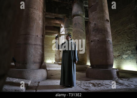 Sohag, Égypte. 5ème apr 2019. Un homme prend des photos dans le temple funéraire de Seti I à Sohag, l'Egypte, le 5 avril 2019. Le temple funéraire de Seti I est un temple mémorial de Seti I, un roi de la xixe dynastie et père du roi Ramsès II dans l'Egypte ancienne. Credit : Ahmed Gomaa/Xinhua/Alamy Live News Banque D'Images