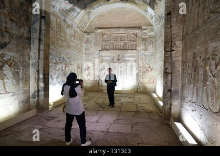 Sohag, Égypte. 5ème apr 2019. Personnes visitent le temple funéraire de Seti I à Sohag, l'Egypte, le 5 avril 2019. Le temple funéraire de Seti I est un temple mémorial de Seti I, un roi de la xixe dynastie et père du roi Ramsès II dans l'Egypte ancienne. Credit : Ahmed Gomaa/Xinhua/Alamy Live News Banque D'Images