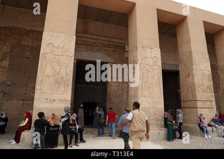 Sohag, Égypte. 5ème apr 2019. Personnes visitent le temple funéraire de Seti I à Sohag, l'Egypte, le 5 avril 2019. Le temple funéraire de Seti I est un temple mémorial de Seti I, un roi de la xixe dynastie et père du roi Ramsès II dans l'Egypte ancienne. Credit : Ahmed Gomaa/Xinhua/Alamy Live News Banque D'Images