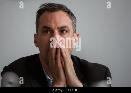 Berlin, Allemagne. Mar 27, 2019. Cedrik Neike, membre du directoire de Siemens AG, prend part à une séance d'information au cours d'une visite à Siemens AG - Logiciels et des prototypes pour l'automatisation (SPA) au Technologiepark Adlershof. Les travaux de construction du projet 2,0 millions de Siemensstadt à Berlin ne commencera pas jusqu'au début de 2021 au plus tôt. Neike a dit à l'agence de presse allemande que le campus de recherche, de production et de vie sera clair d'ici la fin de l'année. Crédit : Carsten Koall/dpa/Alamy Live News Banque D'Images