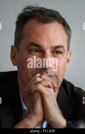 Berlin, Allemagne. Mar 27, 2019. Cedrik Neike, membre du directoire de Siemens AG, prend part à une séance d'information au cours d'une visite à Siemens AG - Logiciels et des prototypes pour l'automatisation (SPA) au Technologiepark Adlershof. Les travaux de construction du projet 2,0 millions de Siemensstadt à Berlin ne commencera pas jusqu'au début de 2021 au plus tôt. Neike a dit à l'agence de presse allemande que le campus de recherche, de production et de vie sera clair d'ici la fin de l'année. Crédit : Carsten Koall/dpa/Alamy Live News Banque D'Images