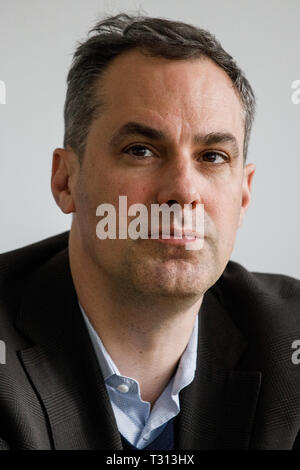 Berlin, Allemagne. Mar 27, 2019. Cedrik Neike, membre du directoire de Siemens AG, prend part à une séance d'information au cours d'une visite à Siemens AG - Logiciels et des prototypes pour l'automatisation (SPA) au Technologiepark Adlershof. Les travaux de construction du projet 2,0 millions de Siemensstadt à Berlin ne commencera pas jusqu'au début de 2021 au plus tôt. Neike a dit à l'agence de presse allemande que le campus de recherche, de production et de vie sera clair d'ici la fin de l'année. Crédit : Carsten Koall/dpa/Alamy Live News Banque D'Images