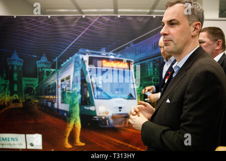 Berlin, Allemagne. Mar 27, 2019. Neike Cedrik (l), membre du directoire de Siemens AG, se dresse dans un laboratoire de Siemens AG - Logiciels et des prototypes pour l'automatisation (SPA) dans le Parc Technologique Adlershof. Les travaux de construction du projet 2,0 millions de Siemensstadt à Berlin ne commencera pas jusqu'au début de 2021 au plus tôt. Neike a dit à l'agence de presse allemande que le campus de recherche, de production et de vie sera clair d'ici la fin de l'année. Crédit : Carsten Koall/dpa/Alamy Live News Banque D'Images