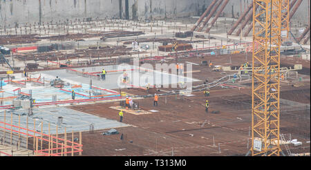 Hambourg, Allemagne. Le 05 Avr, 2019. De nombreuses personnes travaillent sur le site de construction pour le sud de l'Überseequartier à Hafencity. Crédit : Daniel Reinhardt/dpa/Alamy Live News Banque D'Images