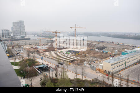 Hambourg, Allemagne. Le 05 Avr, 2019. De nombreuses personnes travaillent sur le site de construction pour le sud de l'Überseequartier à Hafencity. Crédit : Daniel Reinhardt/dpa/Alamy Live News Banque D'Images