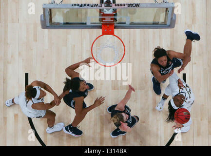 Tampa, Floride, USA. 5ème apr 2019. DIRK SHADD | fois.Notre Dame Fighting Irish et UConn Huskies joueurs bataille sous le panier pendant la deuxième moitié de leur NCAA Final Four du jeu de demi-finale vendredi, 5 avril, 2019 à Tampa. Credit : Dirk Shadd/Tampa Bay Times/ZUMA/Alamy Fil Live News Banque D'Images