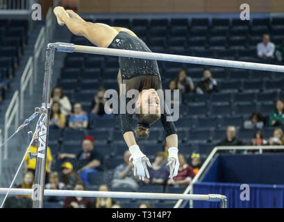 Ann Arbor, MI, USA. 5ème apr 2019. L'UCLA Madison Kocian transitions sur les barres lors de la ronde 2 de la NCAA Gymnastics Ann Arbor au Centre régional de Crisler à Ann Arbor, MI. Kyle Okita/CSM/Alamy Live News Banque D'Images