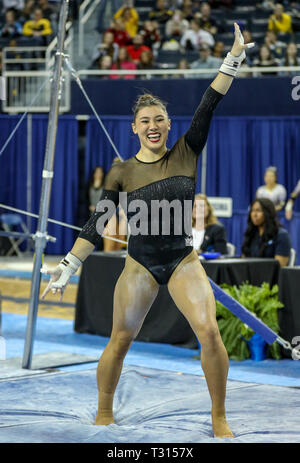 Ann Arbor, MI, USA. 5ème apr 2019. L'UCLA Kyla Ross termine sa routine pendant la ronde 2 bar de la NCAA Gymnastics Ann Arbor au Centre régional de Crisler à Ann Arbor, MI. Kyle Okita/CSM/Alamy Live News Banque D'Images