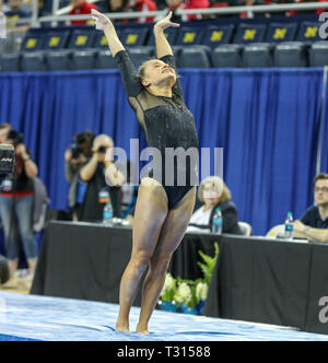 Ann Arbor, MI, USA. 5ème apr 2019. L'UCLA Madison Kocian ses terres beam démonter la 2e ronde de la NCAA Gymnastics Ann Arbor au Centre régional de Crisler à Ann Arbor, MI. Kyle Okita/CSM/Alamy Live News Banque D'Images