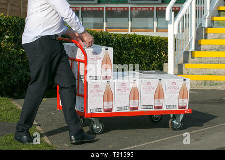 , Aintree Liverpool. 06 avril 2019. Tôt le matin, les préparatifs pour le grand jour. MWIAlamyLiveNews Banque D'Images