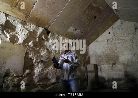 Sohag, Égypte. 5ème apr 2019. Un homme est vu dans une chambre d'inhumation symbolique d'Osiris à Sohag, l'Egypte, le 5 avril 2019. Ministre égyptien des antiquités Khaled al-Anany s'est ouverte vendredi un enterrement symbolique prix d'Osiris, maître de l'au-delà, après avoir abaissé le niveau de l'eau souterraine. Credit : Ahmed Gomaa/Xinhua/Alamy Live News Banque D'Images