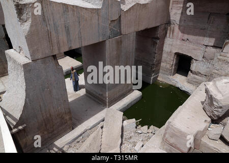 Sohag, Égypte. 5ème apr 2019. Un homme est vu près d'un enterrement symbolique prix d'Osiris à Sohag, l'Egypte, le 5 avril 2019. Ministre égyptien des antiquités Khaled al-Anany s'est ouverte vendredi un enterrement symbolique prix d'Osiris, maître de l'au-delà, après avoir abaissé le niveau de l'eau souterraine. Credit : Ahmed Gomaa/Xinhua/Alamy Live News Banque D'Images