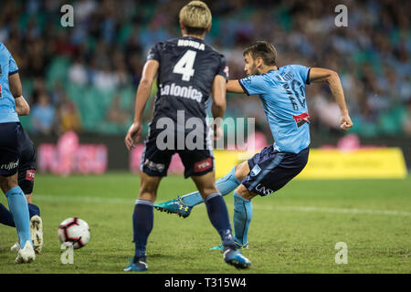 Milos Ninkovic de pousses Sydney FC et les scores le vainqueur 2-1 au cours de la Hyundai A-League match entre Sydney Melbourne Victory FC v au Sydney Cricket Ground, Sydney, Australie, le 6 avril 2019. Photo de Peter Dovgan. Usage éditorial uniquement, licence requise pour un usage commercial. Aucune utilisation de pari, de jeux ou d'un seul club/ligue/dvd publications. Banque D'Images