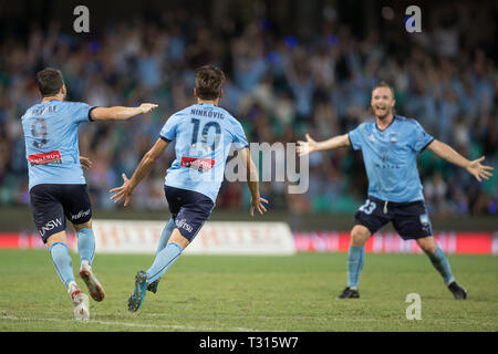 Milos Ninkovic de pousses Sydney FC et les scores le vainqueur 2-1 au cours de la Hyundai A-League match entre Sydney Melbourne Victory FC v au Sydney Cricket Ground, Sydney, Australie, le 6 avril 2019. Photo de Peter Dovgan. Usage éditorial uniquement, licence requise pour un usage commercial. Aucune utilisation de pari, de jeux ou d'un seul club/ligue/dvd publications. Banque D'Images