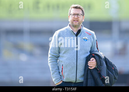 Sandhausen, Allemagne. 06 avr, 2019. Soccer : 2ème Bundesliga, le SV Sandhausen - SC Paderborn 07, 28e journée, à Hardtwaldstadion. L'entraîneur de Paderborn Steffen Baumgart est debout dans le stade. Credit : Uwe Anspach/DPA - NOTE IMPORTANTE : en conformité avec les exigences de la DFL Deutsche Fußball Liga ou la DFB Deutscher Fußball-Bund, il est interdit d'utiliser ou avoir utilisé des photographies prises dans le stade et/ou la correspondance dans la séquence sous forme d'images et/ou vidéo-comme des séquences de photos./dpa/Alamy Live News Banque D'Images