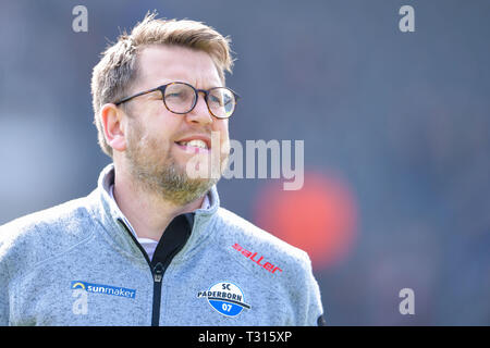 Sandhausen, Allemagne. 06 avr, 2019. Soccer : 2ème Bundesliga, le SV Sandhausen - SC Paderborn 07, 28e journée, à Hardtwaldstadion. L'entraîneur de Paderborn Steffen Baumgart est debout dans le stade. Credit : Uwe Anspach/DPA - NOTE IMPORTANTE : en conformité avec les exigences de la DFL Deutsche Fußball Liga ou la DFB Deutscher Fußball-Bund, il est interdit d'utiliser ou avoir utilisé des photographies prises dans le stade et/ou la correspondance dans la séquence sous forme d'images et/ou vidéo-comme des séquences de photos./dpa/Alamy Live News Banque D'Images