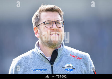 Sandhausen, Allemagne. 06 avr, 2019. Soccer : 2ème Bundesliga, le SV Sandhausen - SC Paderborn 07, 28e journée, à Hardtwaldstadion. L'entraîneur de Paderborn Steffen Baumgart est debout dans le stade. Credit : Uwe Anspach/DPA - NOTE IMPORTANTE : en conformité avec les exigences de la DFL Deutsche Fußball Liga ou la DFB Deutscher Fußball-Bund, il est interdit d'utiliser ou avoir utilisé des photographies prises dans le stade et/ou la correspondance dans la séquence sous forme d'images et/ou vidéo-comme des séquences de photos./dpa/Alamy Live News Banque D'Images