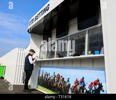 Hippodrome d'Aintree, Aintree, UK. 6ème apr 2019. Le Grand National 2019 festival, jour 3 parieurs ; commencer à jeter leurs paris Credit : Action Plus Sport/Alamy Live News Banque D'Images