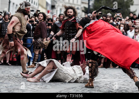 Bucarest, Roumanie - 15 Avril 2014 : Mise en scène par les acteurs de la Passion du Christ - le théâtre, la torture et la crucifixion de Jésus Christ par les Romains. Banque D'Images