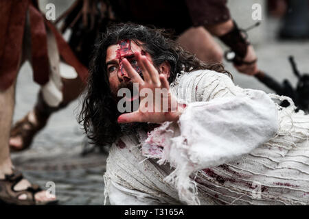 Bucarest, Roumanie - 15 Avril 2014 : Mise en scène par les acteurs de la Passion du Christ - le théâtre, la torture et la crucifixion de Jésus Christ par les Romains. Banque D'Images