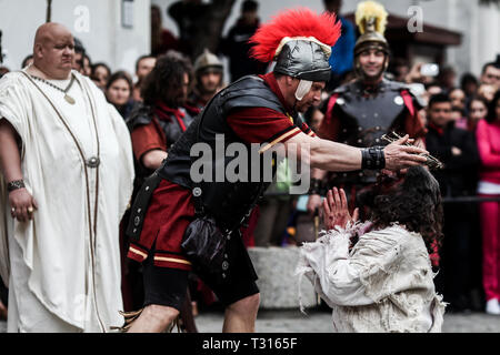 Bucarest, Roumanie - 15 Avril 2014 : Mise en scène par les acteurs de la Passion du Christ - le théâtre, la torture et la crucifixion de Jésus Christ par les Romains. Banque D'Images