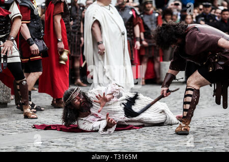 Bucarest, Roumanie - 15 Avril 2014 : Mise en scène par les acteurs de la Passion du Christ - le théâtre, la torture et la crucifixion de Jésus Christ par les Romains. Banque D'Images